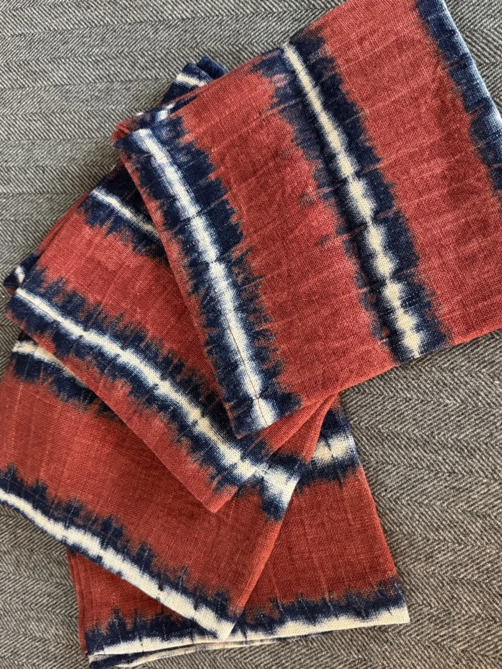 NWOT, ROOST, BEAUTIFUL, 100% LINEN SHIBORI NAPKINS IN RUST LINES S/4